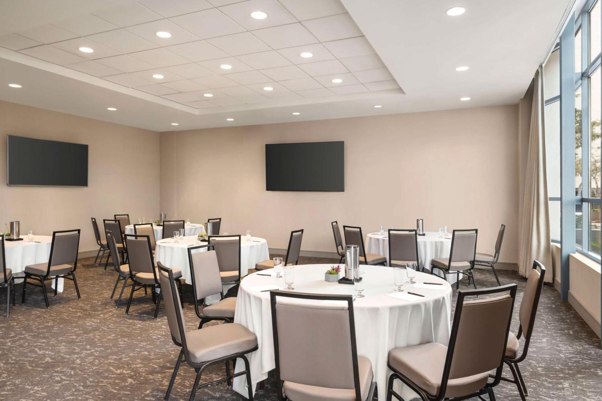 Embassy Suites By Hilton Phoenix Downtown North Екстериор снимка